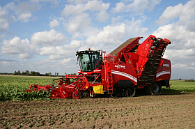 Self-propelled harvester MAXTRON 620